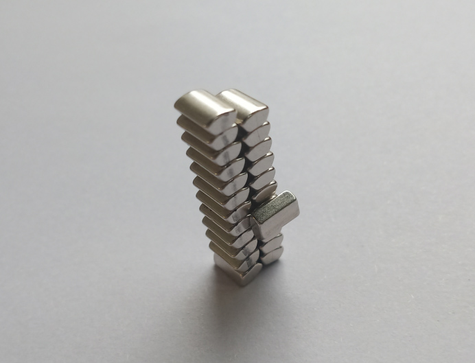 硅钢片和钕铁硼弧形磁铁装配时怎么避免相吸？